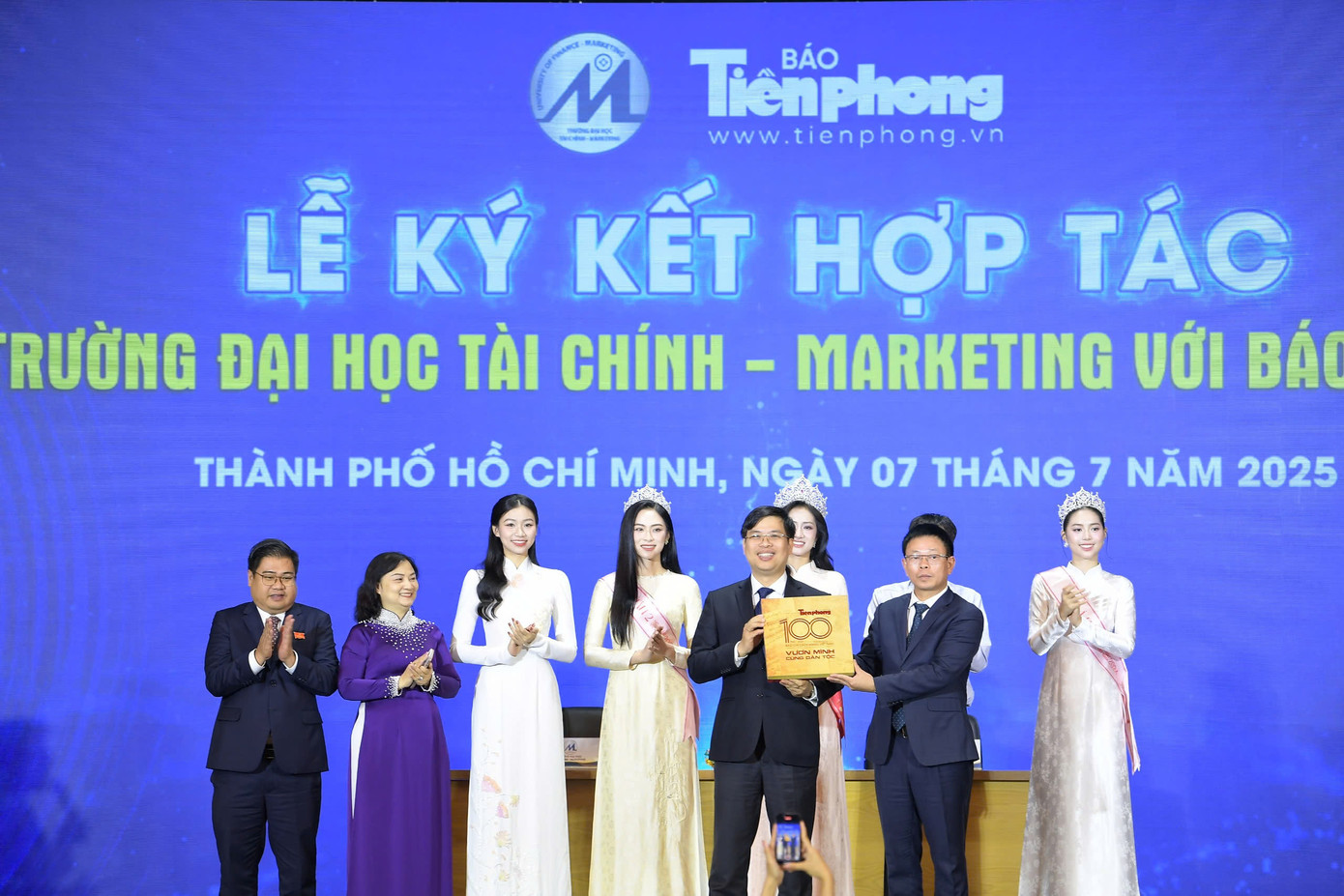 Nhà báo Phùng Công Sưởng - Tổng Biên tập Báo Tiền Phong (thứ 2 từ phải qua) trao tặng nhà trường ấn phẩm đặc biệt “Phiên bản giới hạn” - 100 năm Báo chí Cách mạng vươn mình cùng dân tộc
