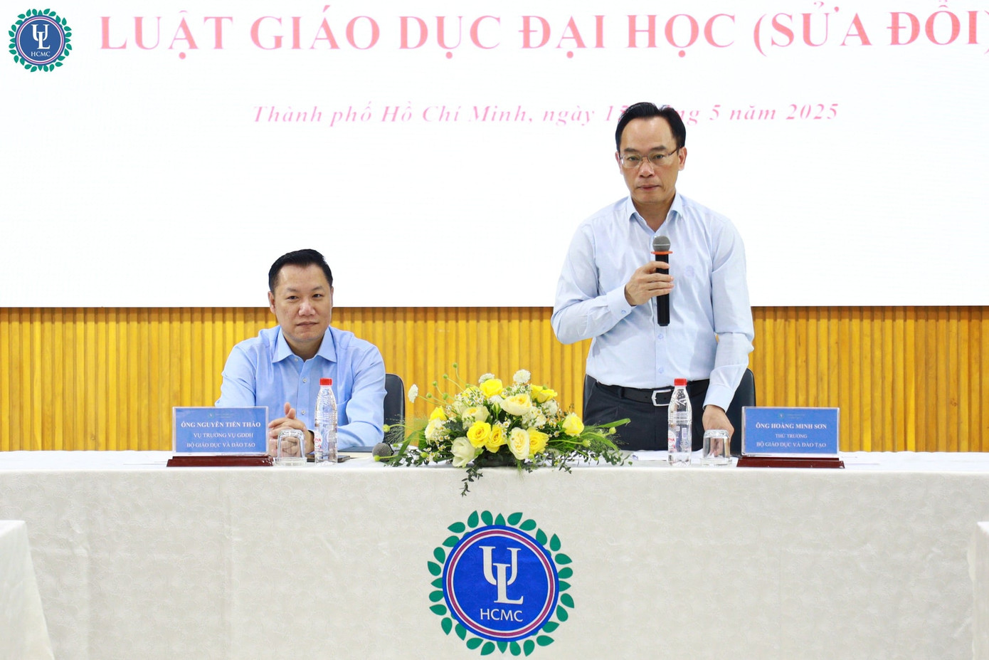 Thứ trưởng Bộ GD&amp;ĐT Hoàng Minh Sơn trao đổi tại toạ đàm