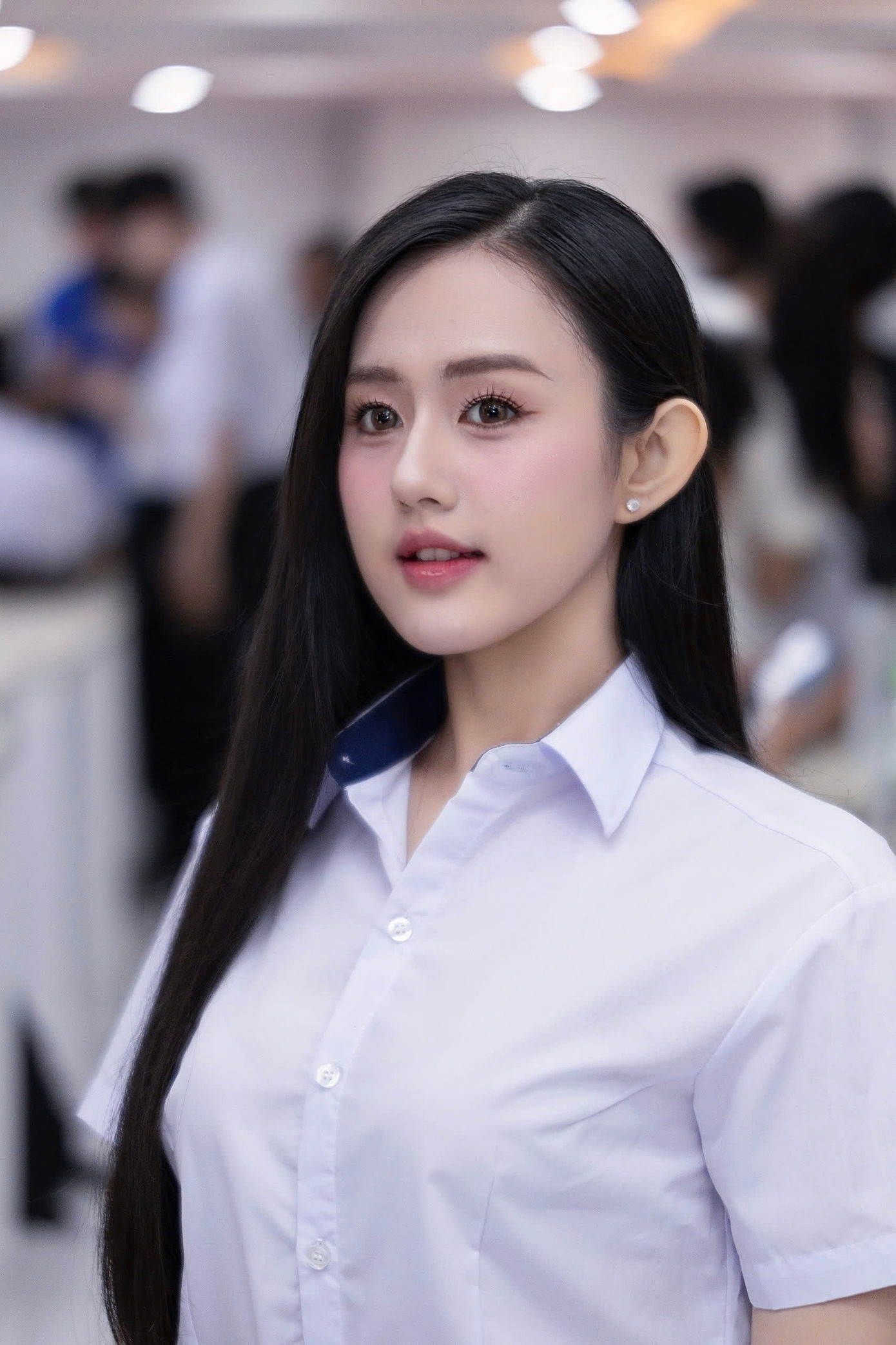 Anh Thư trong đồng phục sinh viên