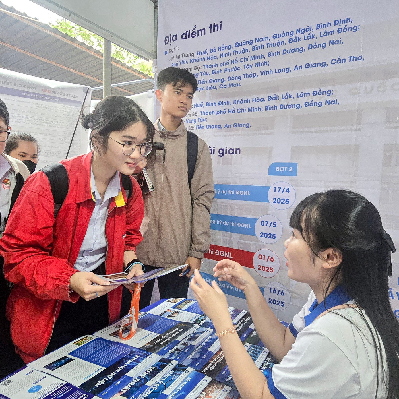 Thí sinh tìm hiểu về Trường ĐH Bách khoa TPHCM trong một ngày hội tuyển sinh