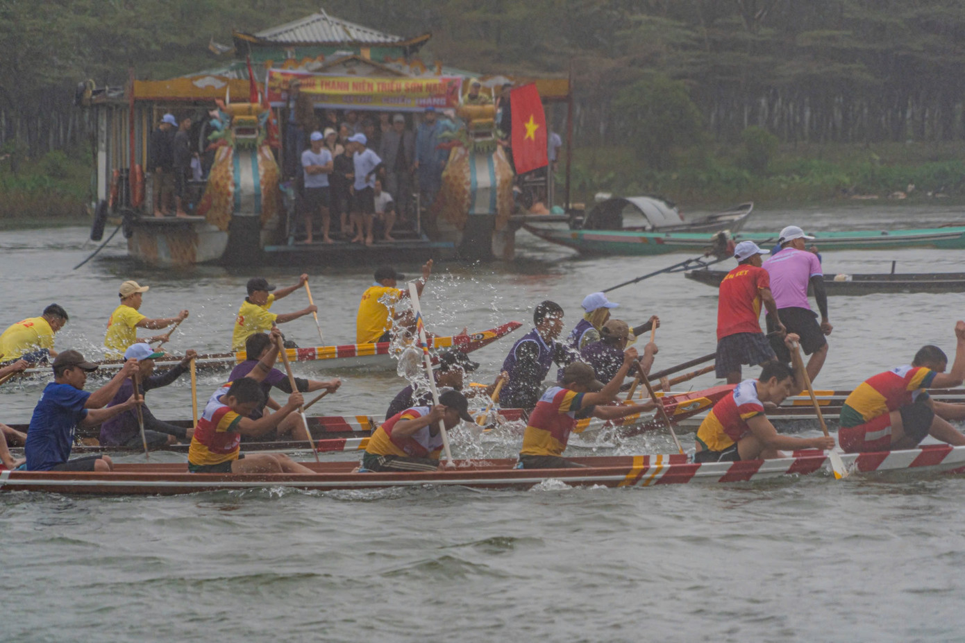 Nhiều du khách trong tỉnh và thập phương cổ vũ các đội đua trên thuyền rồng.