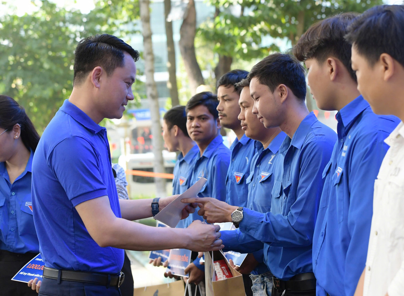 BTC trao tặng quà cho thanh niên công nhân tiêu biểu