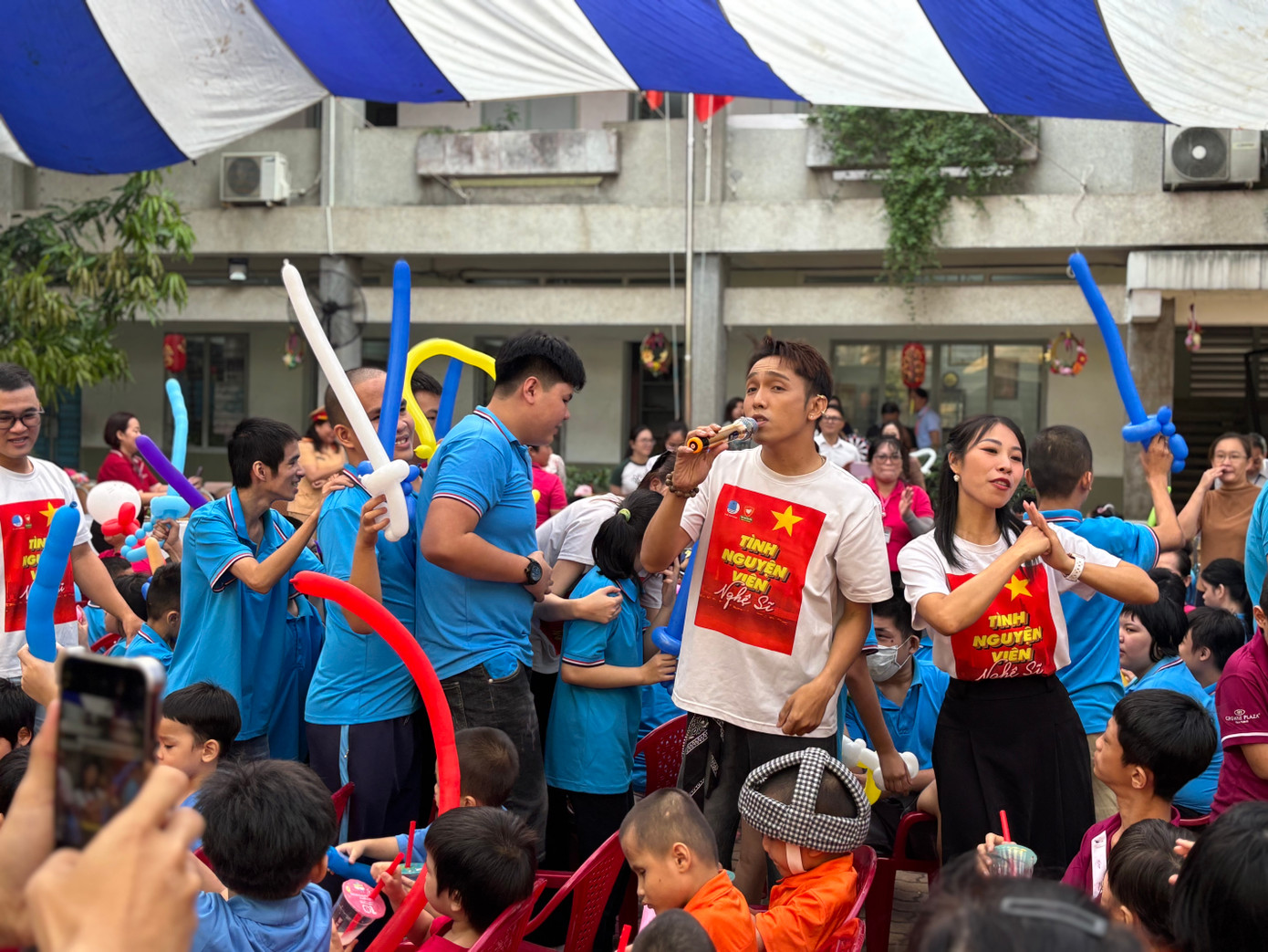 Các nghệ sĩ trẻ TPHCM háo hức ca hát, giao lưu với các em ở Trung tâm. Các nghệ sĩ trẻ TPHCM háo hức ca hát, giao lưu với các em ở Trung tâm.