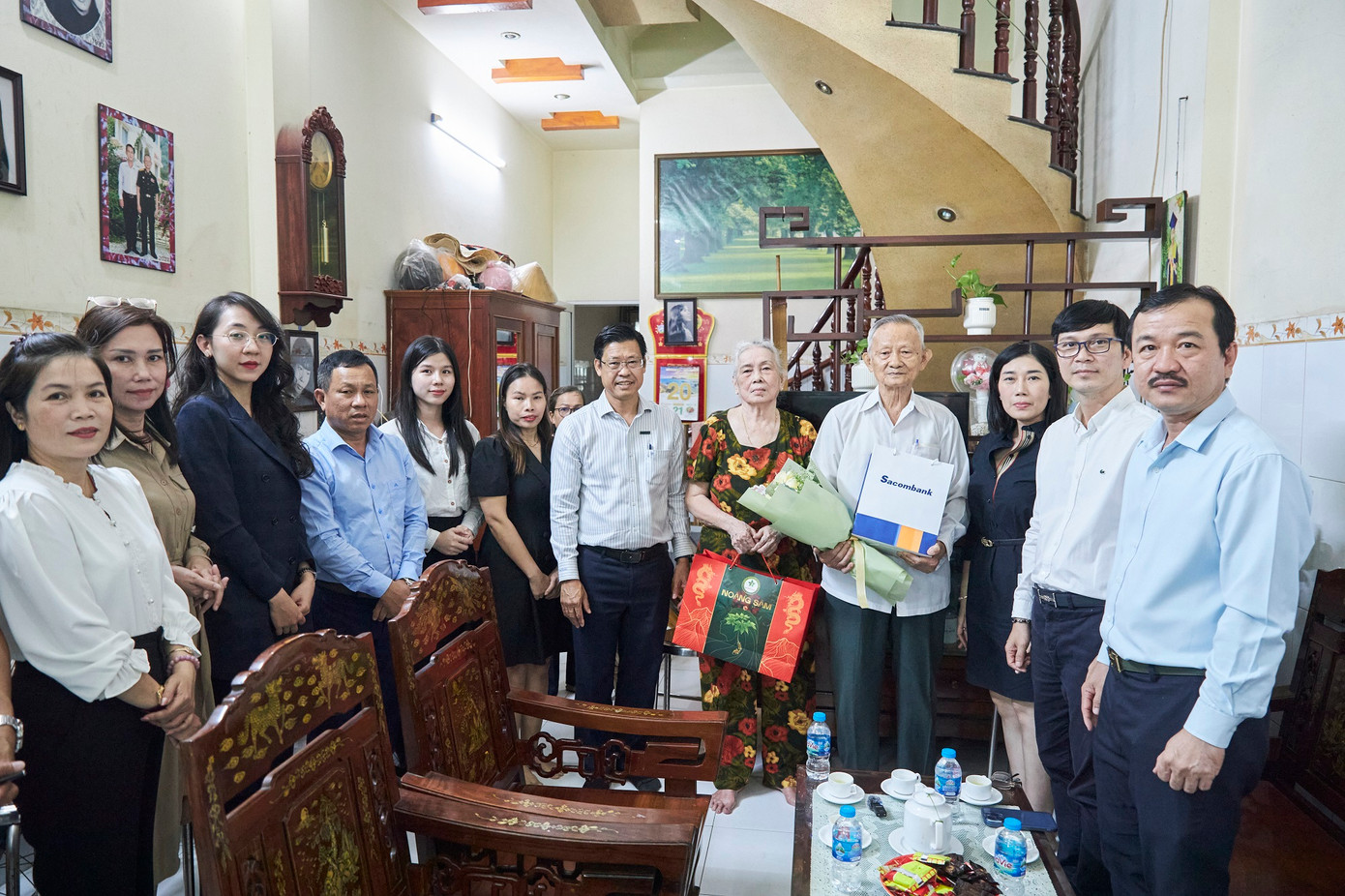 Ban Tổ chức Tiền Phong Golf Championship - Non sông một dải, lần thứ nhất - năm 2025 cùng đại diện Ngân hàng Sacombank, Cty Sâm Ngọc Linh và chính quyền địa phương thăm, tri ân Anh hùng Lực lượng vũ trang nhân dân - Đại tá Trần Văn Năm.