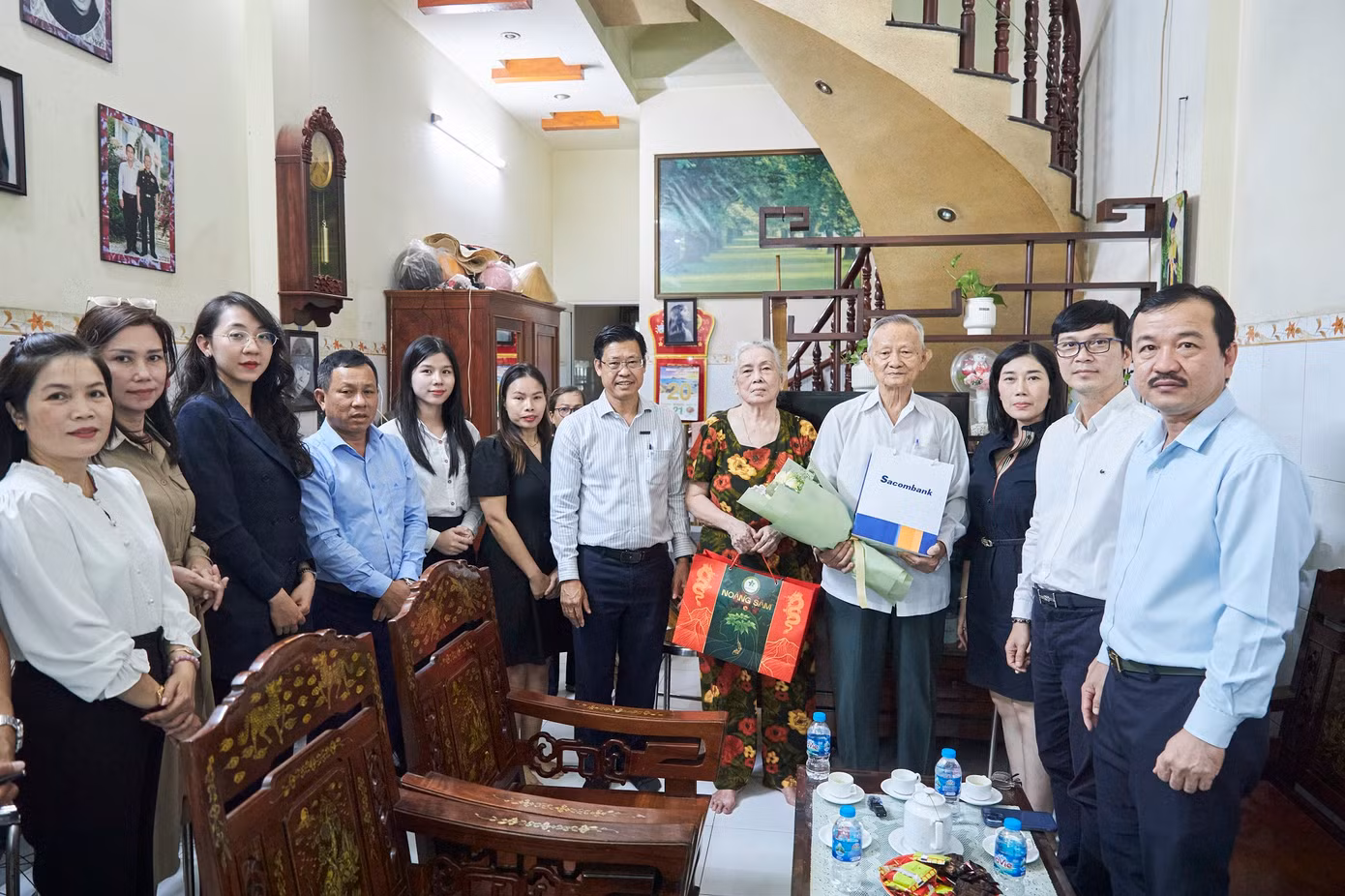 Ban Tổ chức Tiền Phong Golf Championship - Non sông một dải, lần thứ nhất - năm 2025 cùng đại diện Ngân hàng Sacombank, Cty Sâm Ngọc Linh và chính quyền địa phương thăm, tri ân Anh hùng Lực lượng vũ trang nhân dân - Đại tá Trần Văn Năm.