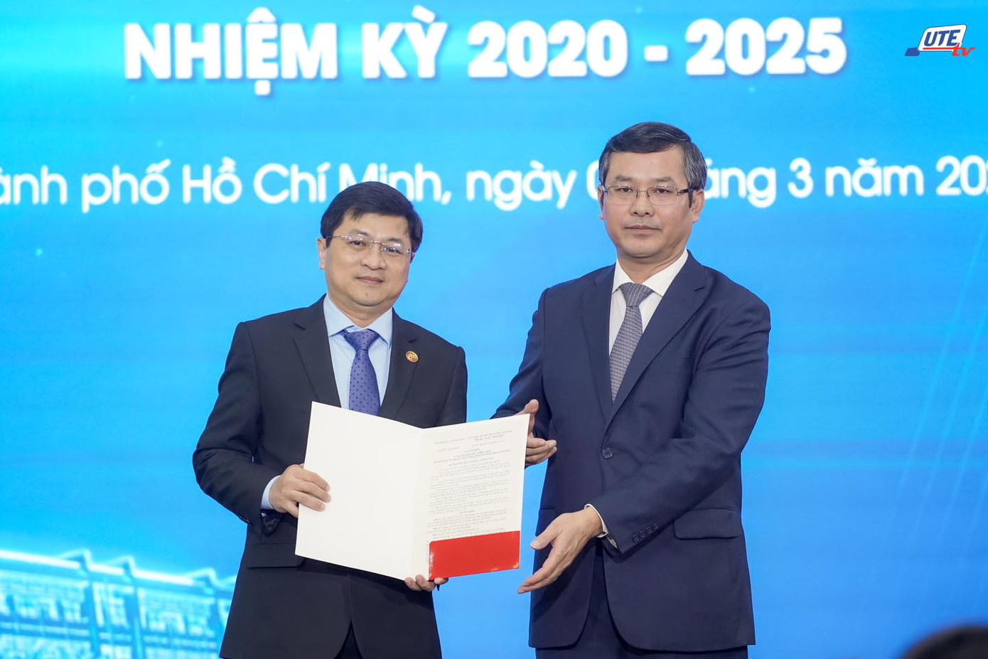 Thứ trưởng Bộ GD&ĐT Nguyễn Văn Phúc (phải) trao Quyết định công nhận Hiệu trưởng Trường ĐH Sư phạm Kỹ thuật TPHCM cho PGS. TS Lê Hiếu Giang Thứ trưởng Bộ GD&ĐT Nguyễn Văn Phúc (phải) trao Quyết định công nhận Hiệu trưởng Trường ĐH Sư phạm Kỹ thuật TPHCM cho PGS. TS Lê Hiếu Giang