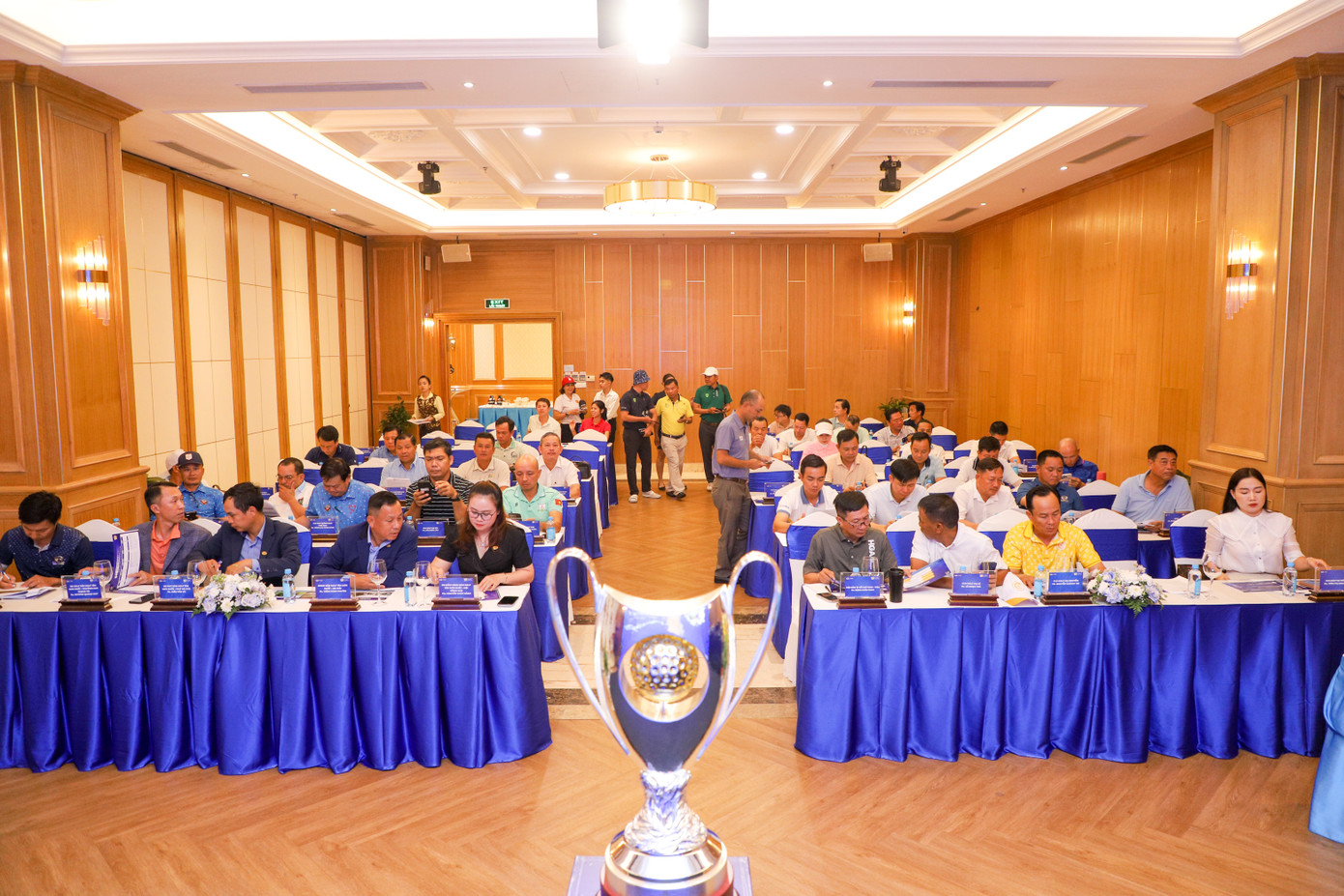 Hình ảnh chiếc cúp vô địch của giải đấu được công bố