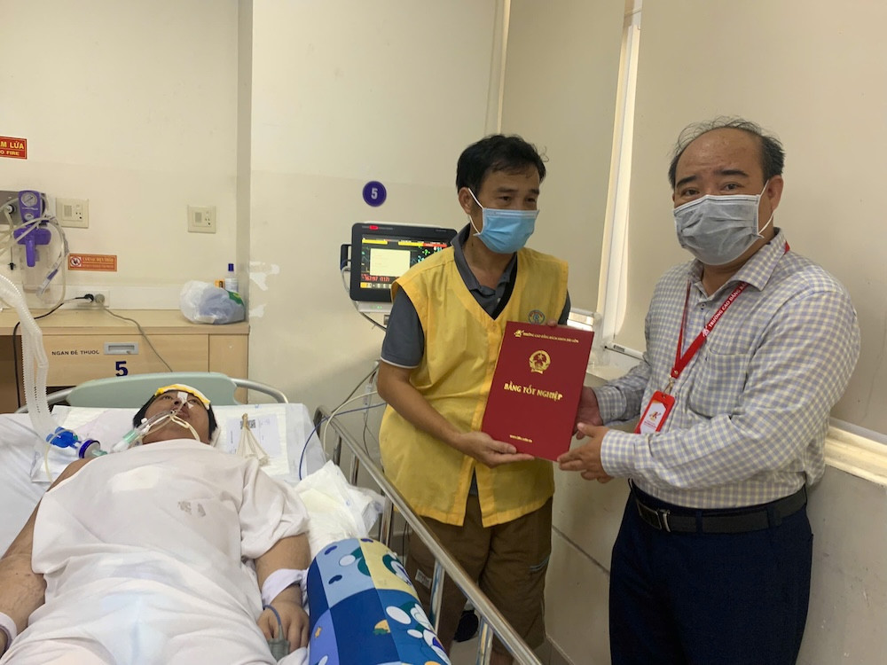 Ông Nguyễn Hoàng Hưng, Phó hiệu trưởng trường Cao đẳng Bách khoa Sài Gòn trao bằng tốt nghiệp danh dự cho người nhà của Xô tại Bệnh viện Chợ Rẫy Ông Nguyễn Hoàng Hưng, Phó hiệu trưởng trường Cao đẳng Bách khoa Sài Gòn trao bằng tốt nghiệp danh dự cho người nhà của Xô tại Bệnh viện Chợ Rẫy