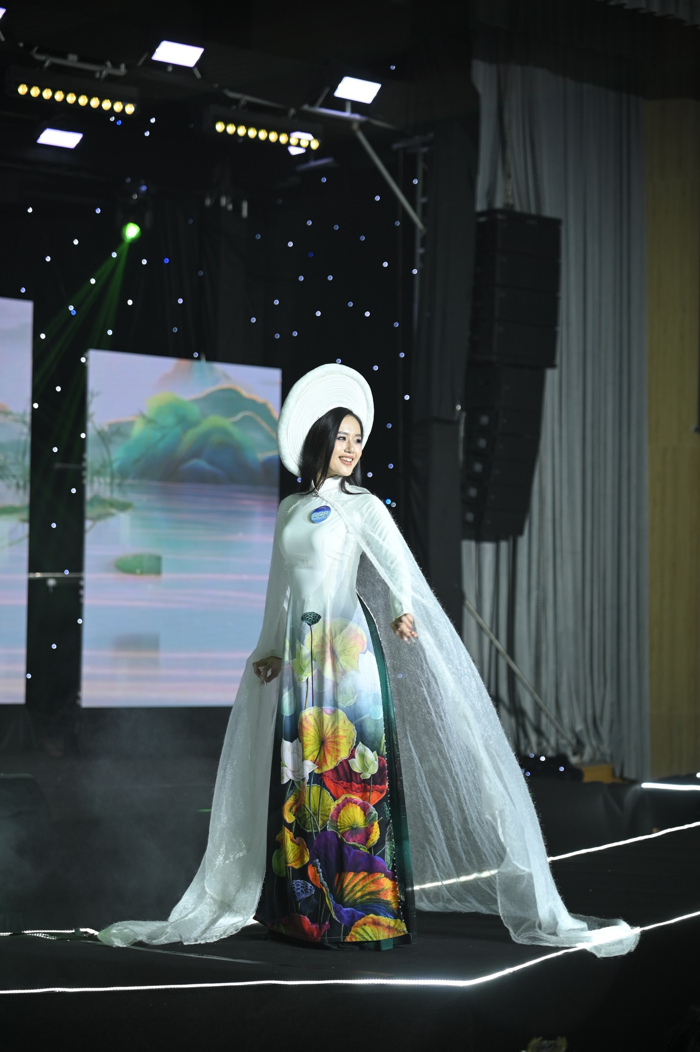 Ở bậc THPT, Anh Thư từng đạt danh hiệu Á khôi 2 Trường THPT Lý Thường Kiệt, huyện Hóc Môn, TPHCM. Ảnh: Anh Thư tự tin trình diễn trong đêm chung kết tối 9/1.