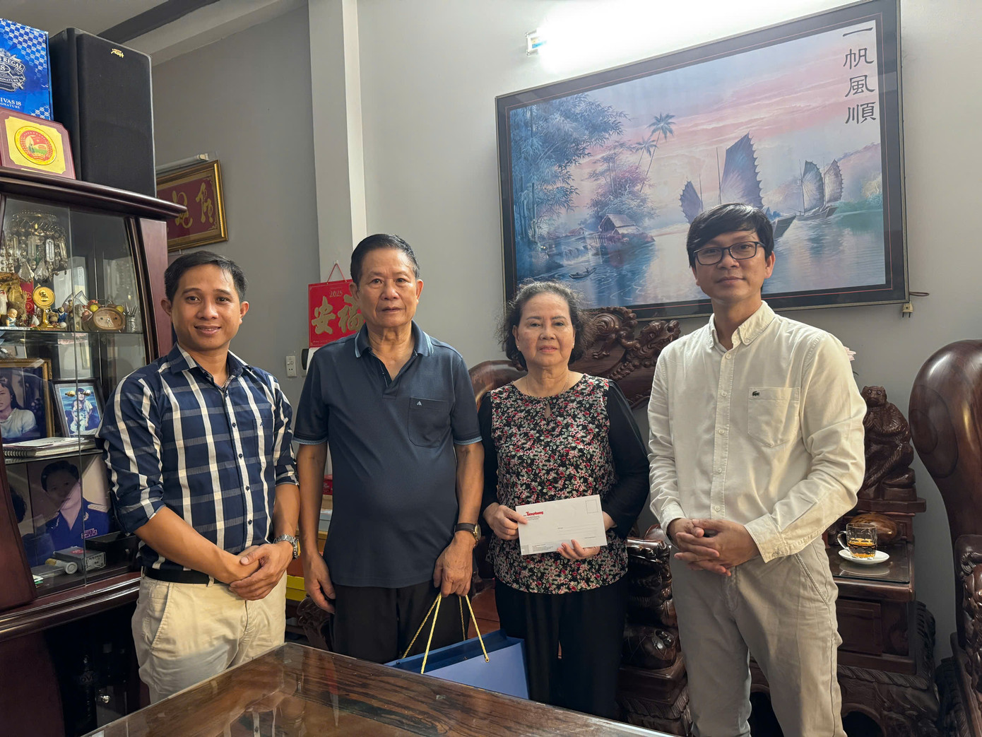 BTC thăm và tặng quà tri ân vợ chồng bà Huỳnh Thị Liên và ông Bùi Văn Nhời, những chiến sĩ Biệt động Sài Gòn