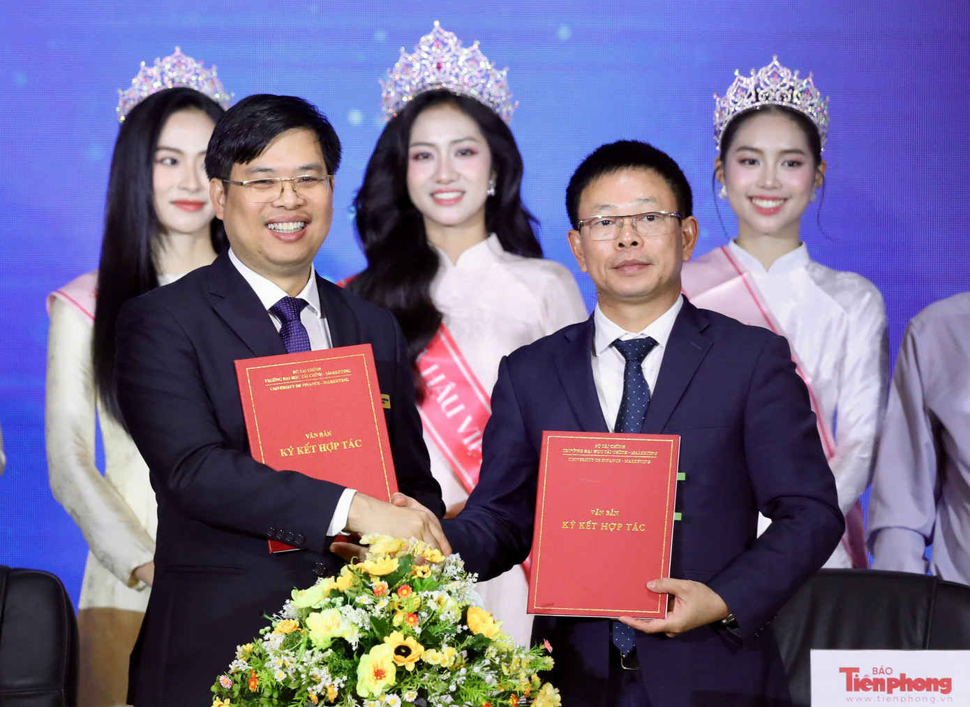 Nhà báo Phùng Công Sưởng - Tổng Biên tập Báo Tiền Phong (hàng đầu, bìa phải) và PGS.TS Phạm Tiến Đạt – Hiệu trưởng Trường ĐH Tài chính – Marketing cùng ký kết hợp tác. Ảnh: Duy Anh