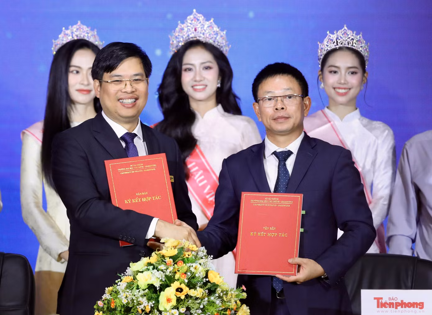 Nhà báo Phùng Công Sưởng - Tổng Biên tập Báo Tiền Phong (hàng đầu, bìa phải) và PGS.TS Phạm Tiến Đạt – Hiệu trưởng Trường ĐH Tài chính – Marketing cùng ký kết hợp tác. Ảnh: Duy Anh