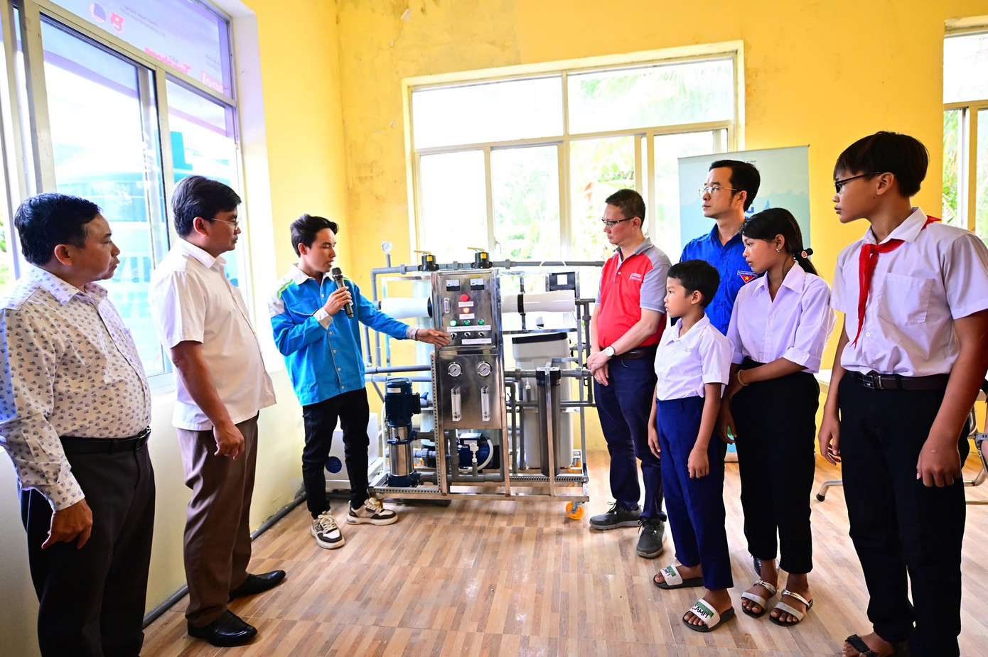 Nhân viên Tập đoàn Đại Việt - đơn vị cung cấp hệ thống máy lọc nước nhiễm mặn cho chương trình đang giới thiệu cách vận hành máy đến chính quyền, người dân và các em học sinh. Nhân viên Tập đoàn Đại Việt - đơn vị cung cấp hệ thống máy lọc nước nhiễm mặn cho chương trình đang giới thiệu cách vận hành máy đến chính quyền, người dân và các em học sinh.