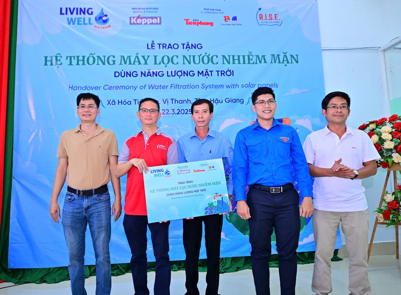Đại diện Keppel Việt Nam và Báo Tiền Phong trao tặng bảng biểu trưng hệ thống máy lọc nước nhiễm mặn cho chính quyền xã Hỏa Tiến, TP. Vị Thanh. Đại diện Keppel Việt Nam và Báo Tiền Phong trao tặng bảng biểu trưng hệ thống máy lọc nước nhiễm mặn cho chính quyền xã Hỏa Tiến, TP. Vị Thanh.