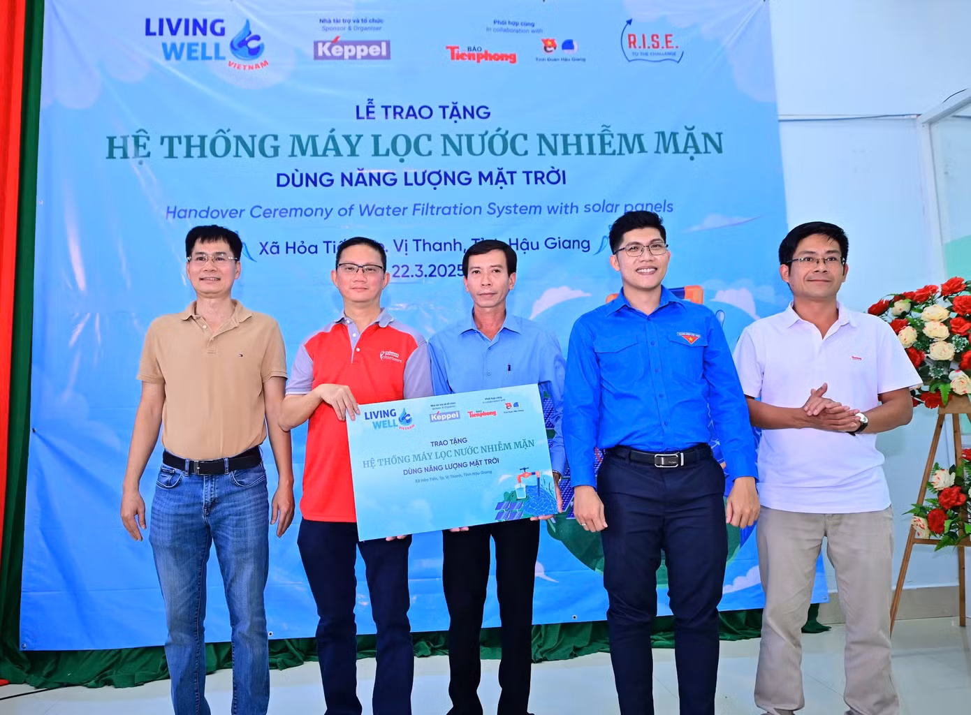 Đại diện Keppel Việt Nam và Báo Tiền Phong trao tặng bảng biểu trưng hệ thống máy lọc nước nhiễm mặn cho chính quyền xã Hỏa Tiến, TP. Vị Thanh.