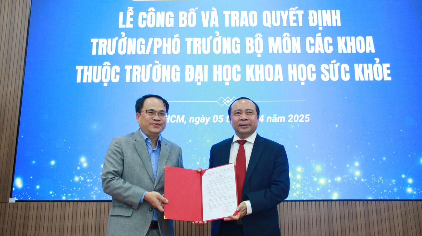 PGS.TS Vũ Hải Quân trao quyết định phân công nhiệm vụ cho TS.DS Nguyễn Quốc Bình, Phó Giám đốc Bệnh viện Chợ Rẫy. PGS.TS Vũ Hải Quân trao quyết định phân công nhiệm vụ cho TS.DS Nguyễn Quốc Bình, Phó Giám đốc Bệnh viện Chợ Rẫy.