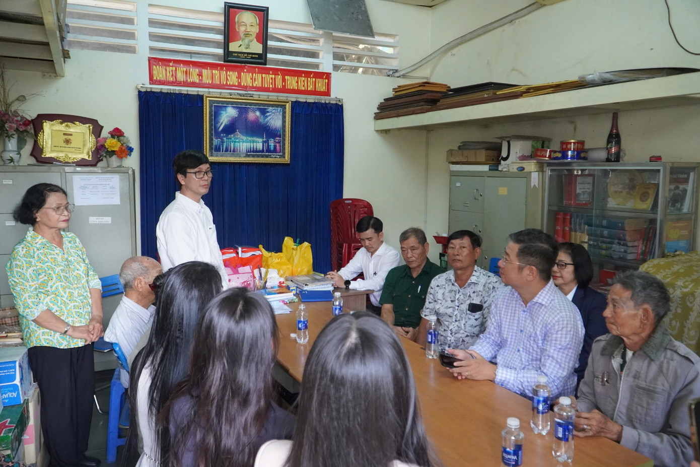 Nhà báo Trần Ngọc Lâm - Phó trưởng Văn phòng Đại diện báo Tiền Phong, Thành viên BTC Giải Tiền Phong Golf Championship - Non sông một dải phát biểu cảm ơn và tri ân các cô chú Biệt động Sài Gòn