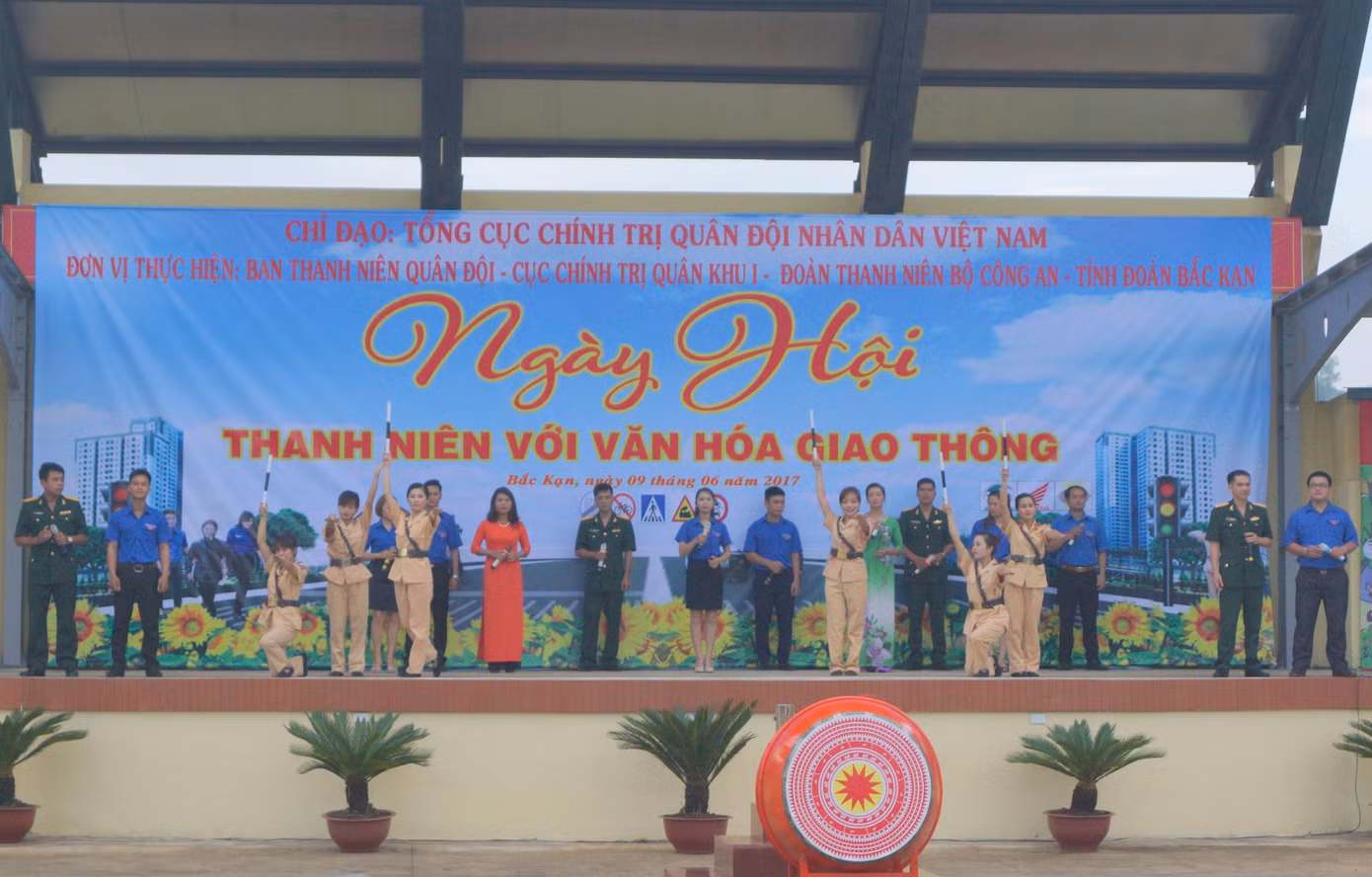 Tưng bừng ngày hội Thanh niên với văn hóa giao thông ảnh 1