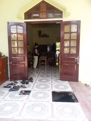 Hố tử thần trong nhà ông Bùi Bá Thanh. Ảnh: Thành duy
