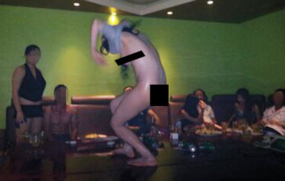 Cảnh tắm bia thác loạn tại quán L.M.D. ở đường Nguyễn Văn Đậu, quận Bình Thạnh TPHCM