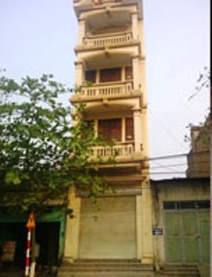 Ngôi nhà 4 tầng nơi các hung thủ trú ngụ được cho là nhà vợ chồng ông D., con rể Chủ tịch UBND tỉnh Vĩnh Phúc ở trước đó