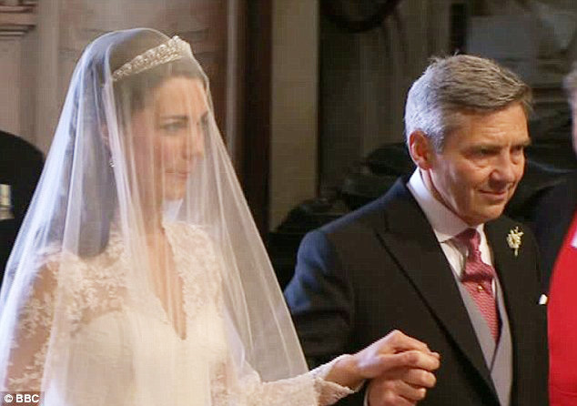 Nắm chặt tay cha bước vào tu viện