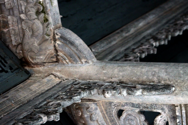 Những chiếc kèo bằng đá