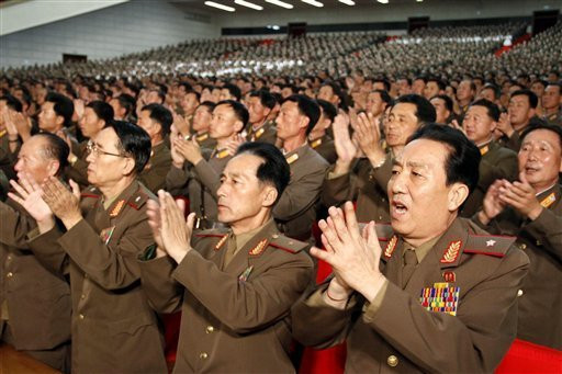 Toàn thể cán bộ quân đội vỗ tay chúc mừng ông Kim Jong Un