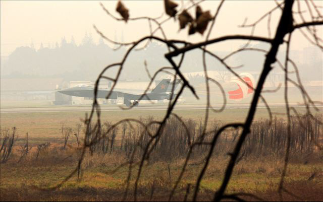 Máy bay J-20 bung dù và tiếp đất. Ảnh: Xinhua