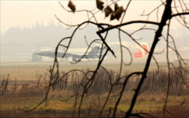 Máy bay J-20 bung dù và tiếp đất. Ảnh: Xinhua