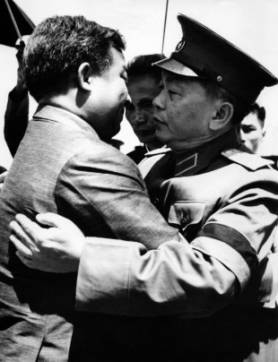 Tình cảm nồng thắm giữa Quốc vương Campuchia Norodom Sihanouk với Đại tướng Võ Nguyên Giáp, khi ông còn đảm trách cương vị Phó thủ tướng kiêm Bộ trưởng Bộ Quốc Phòng tháng 9/1969. Ảnh: Washington Post. Bài viết: http://news.zing.vn/Tuong-Giap-va-nhung-lan-gap-lanh-dao-the-gioi-post357911.html#home_featured.tinnong Nguồn Zing News 