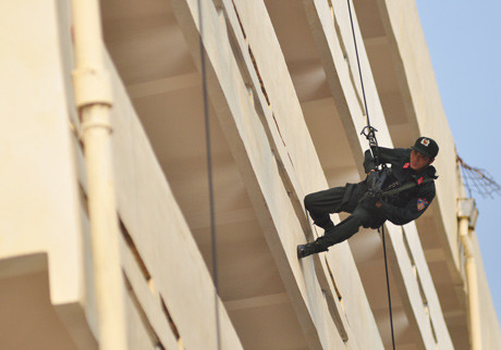 Treo người ngay phía trên tầng 3 đợi lệnh 