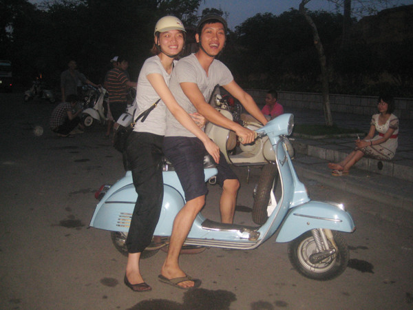 Nhiều đôi trẻ thích đi chơi phố bằng xe cổ Ảnh: D.N