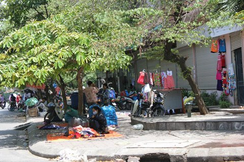 Đến hàng quần áo thời trang cũng được giăng mắc