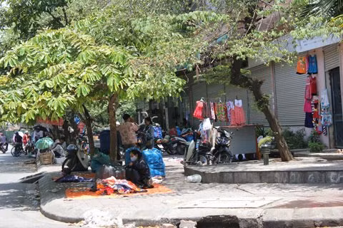 Đến hàng quần áo thời trang cũng được giăng mắc