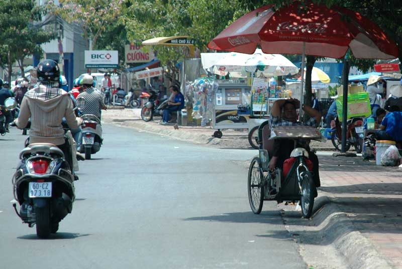 Giấc nghỉ trưa của một người bán vé số trên đường Điện Biên Phủ (quận Bình Thạnh)