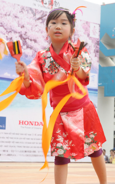 một vũ công Yosakoi nhí biểu diễn tại lễ hội