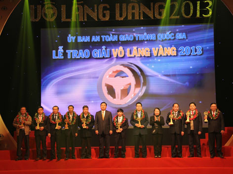 Bộ trưởng GTVT, Phó Chủ tịch Thường trực Uỷ ban ATGT Quốc gia Đinh La Thăng, bà Hà Thị Liên, Phó chủ tịch TƯ Mặt trận tổ quốc VN trao giải cho 10 doanh nghiệp. 