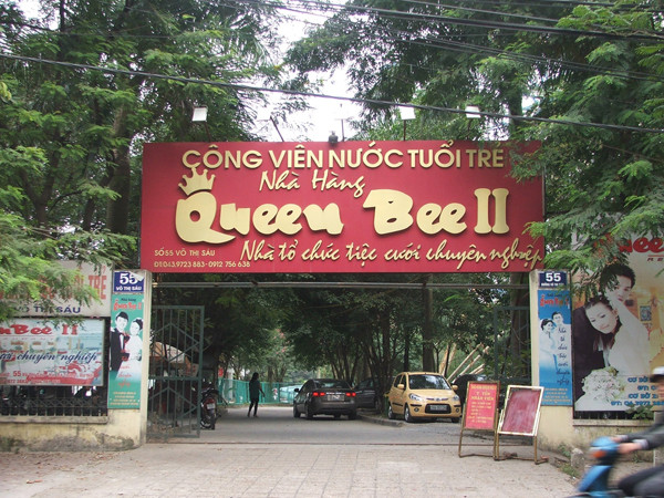 Phần lớn diện tích công viên đã biến thành nhà hàng, quán karaoke, bãi đỗ xe. Ảnh: Minh Tuấn