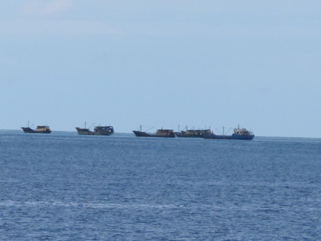 Thấy tàu của lực lượng cảnh sát biển, tàu cá lạ đã thả neo, dừng đánh bắt cá.