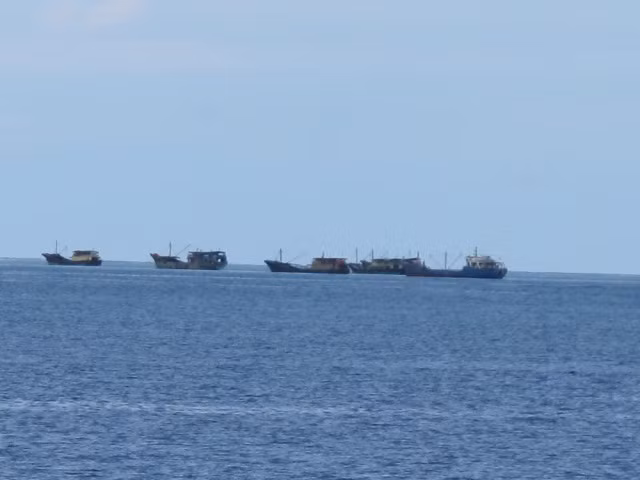 Thấy tàu của lực lượng cảnh sát biển, tàu cá lạ đã thả neo, dừng đánh bắt cá.