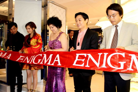 Cắt băng khai trương shop kim cương