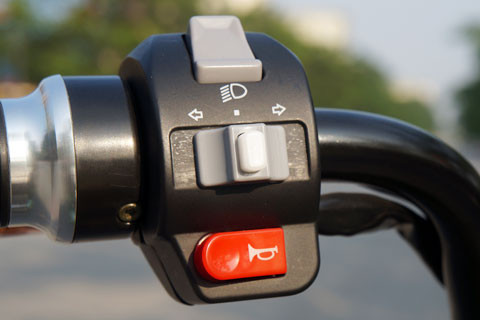 Tay lái bên trái gồm nút còi, xi-nhan và chế độ đèn pha/cốt