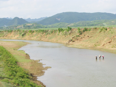 Nhiều dòng sông cạn trơ đáy khiến cuộc sống của người dân khốn đốn 