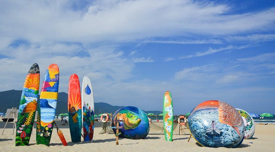 Điểm check-in tiểu cảnh ván lướt sóng được đặt trên bãi biển Mỹ Khê, quận Sơn Trà (Ảnh: XS).