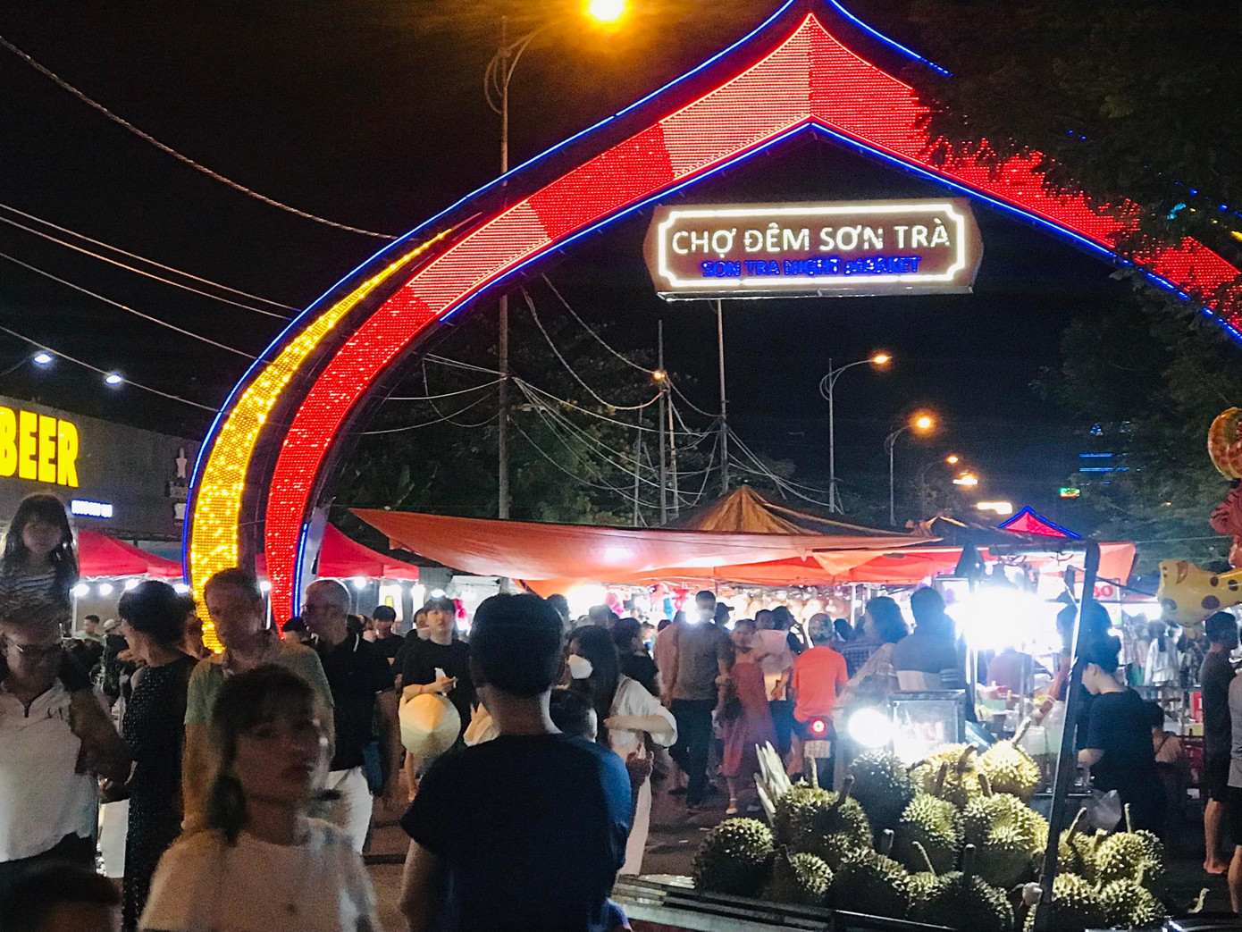 Ghi nhận của PV tối 3/9, hai chợ đêm lớn nhất của Đà Nẵng đón hàng nghìn lượt du khách và người dân đến tham quan, thưởng thức ẩm thực.
