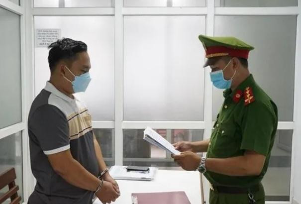 Đối tượng Quang tại cơ quan công an.