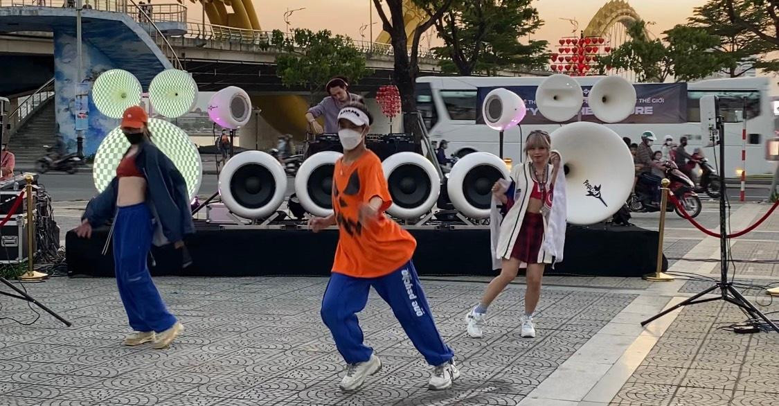 Giới trẻ nhảy cùng nhạc điện tử tại chương trình. Giới trẻ nhảy cùng nhạc điện tử tại chương trình.