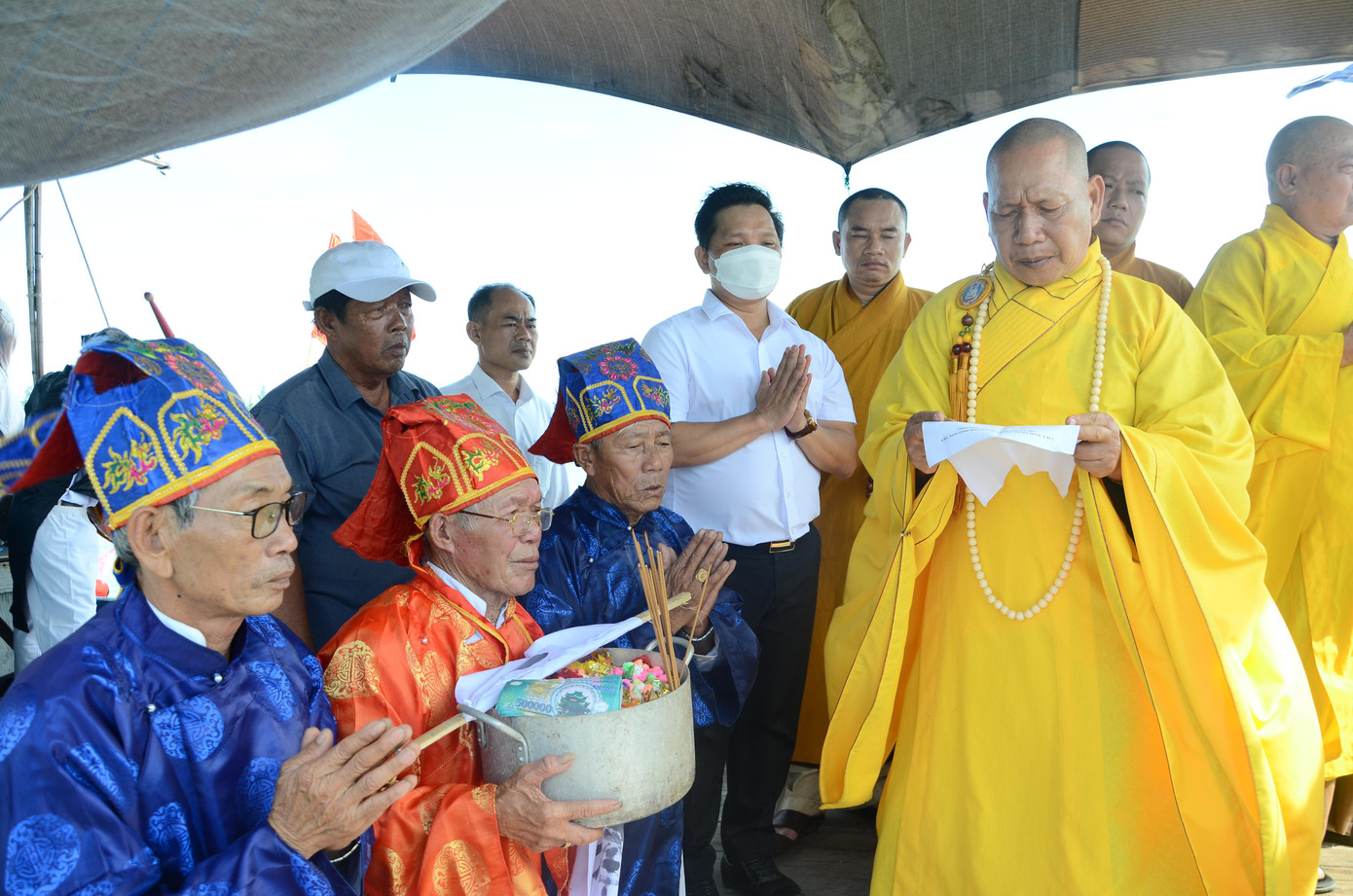 Theo ông Cao Đình Hải, Chủ tịch UBND phường Nại Hiên Đông, lễ hội Cầu mùa vụ cá Thu Đông tại cửa khẩu sông Hàn được xem là lễ hội Cầu ngư đầu năm của ngư dân vùng này. Do tình hình dịch bệnh, đến tháng 7 âm lịch, lễ hội mới được tổ chức. Trong ảnh: Các ngư dân lão làng phường Nại Hiên Đông làm lễ đưa rước Thủy Thần về đền.