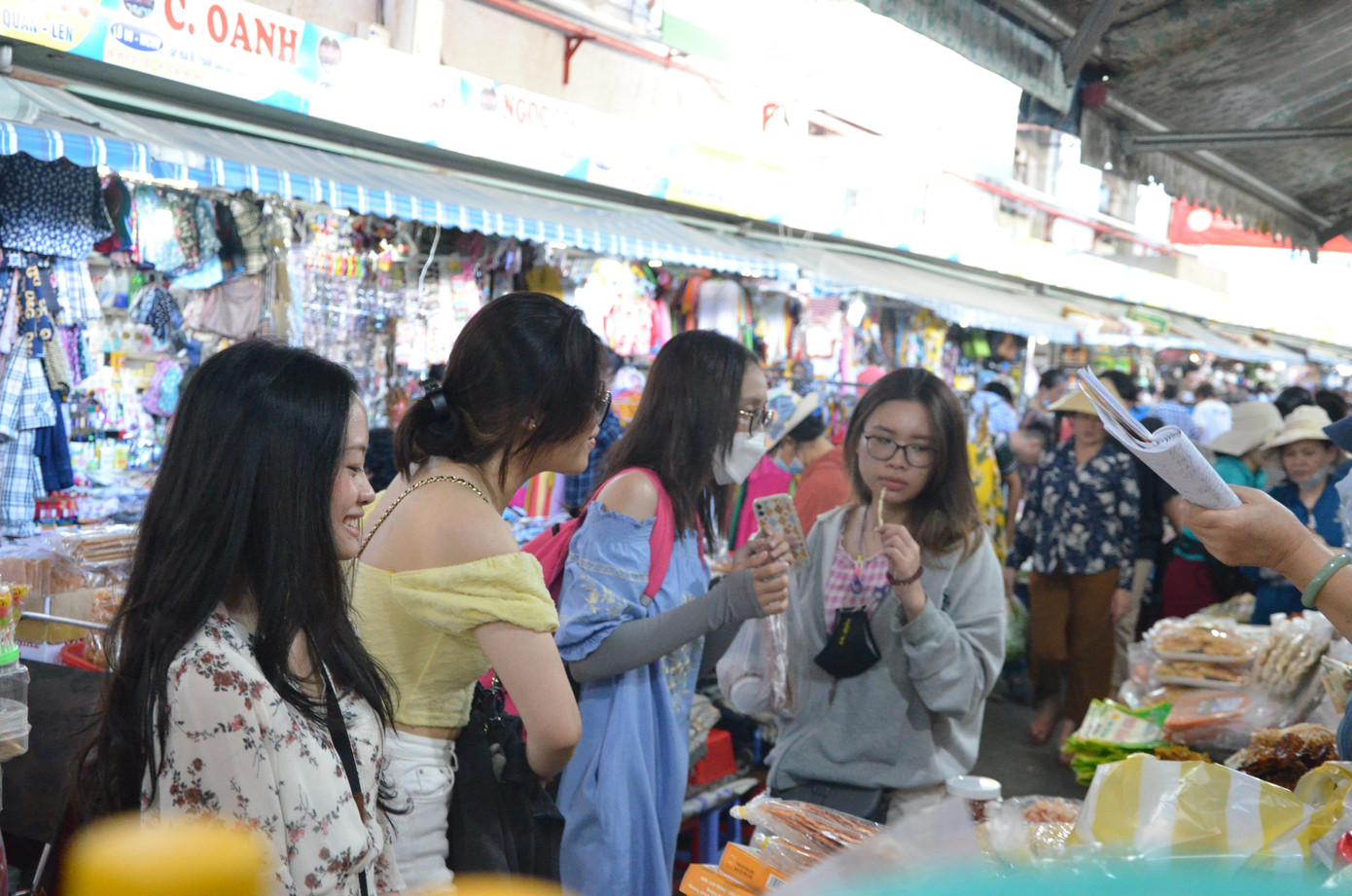 Các mặt hàng đồ khô, hải sản tẩm gia vị được du khách ưu ái mua về làm quà. Nườm nượp khách đổ về khám phá &quot;thiên đường ẩm thực&quot; Đà thành.